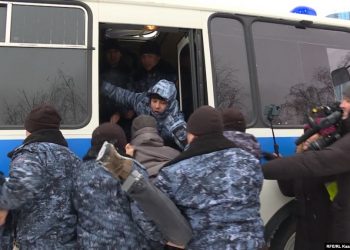 قزاقستان کې تر ۱۰۰ زیات کسان نیول شوي