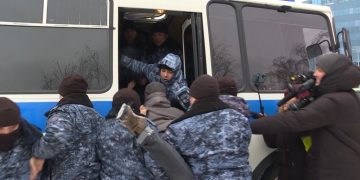 قزاقستان کې تر ۱۰۰ زیات کسان نیول شوي