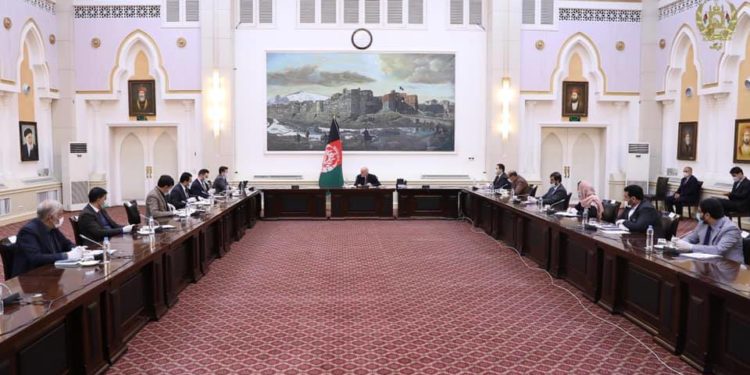 د کرونا پر ضد مبارزه کې؛ ننګرهار او کندهار ته ۱۰۰ میلیونه افغانۍ ورکول کیږي