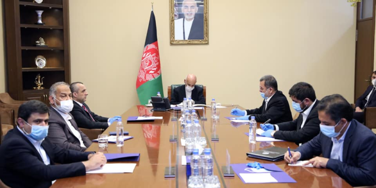 د کرونا پر وړاندې مبارزه؛ نهو ولایتونو ته ۴۳۰ میلیونه افغانۍ لېږدول کېږي