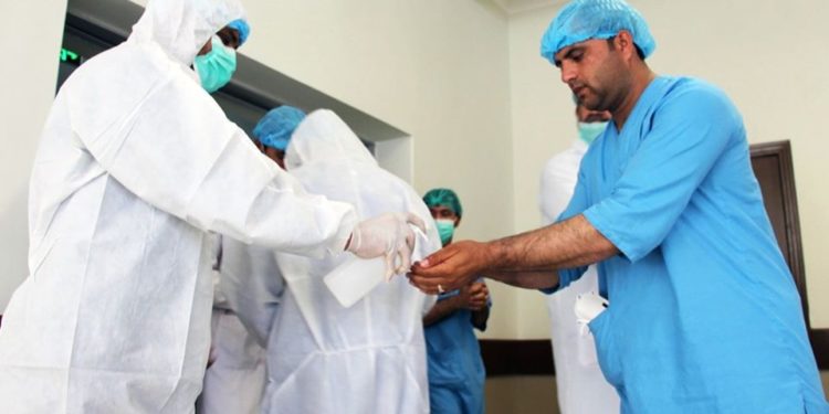 پي بي ايس: افغانستان د کرونا له پراختیا سره یوې نوې جګړې ته داخلېږي
