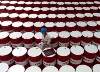 په تاریخ کې د لومړي ځل لپاره؛ امریکا کې د سپکو تېلو بیې تر منفي صفر ښکته شوې دي