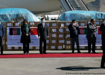 چین افغانستان ته روغتیايي کارکوونکي او نورې طبي مرستې لېږي