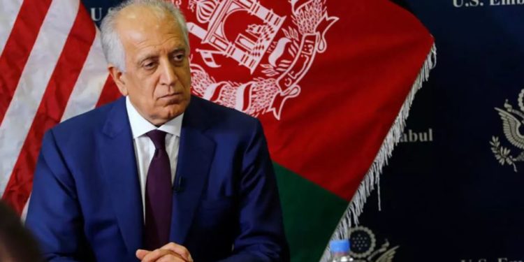 زلمی خلیلزاد افغان سیاسیونو ته: شرایط حساس دي، خپلو خلکو او هېواد ته لومړیتوب ورکړئ