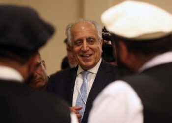 خلیلزاد د سولې خبرو زمینې برابرولو په موخه دوحې ته تللی