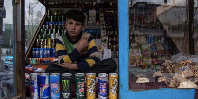 ګارډین:بې کیفیته مشروباتو د افغانانو روغتیا له ګواښ سره مخ کړې