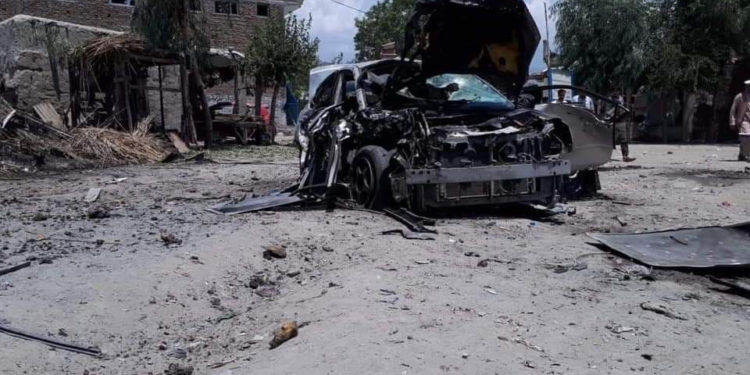 ننګرهار کې موټر بم برید څلور کسان وژلي