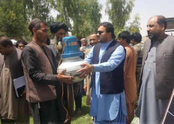 کرنې ریاست: ارزګان کې پر ۸۰۰ مالدارو کورنیو د لبنیاتو د پروسس لمریزې دستګاوې وېشل شوې