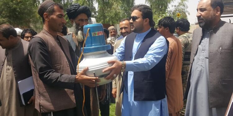 کرنې ریاست: ارزګان کې پر ۸۰۰ مالدارو کورنیو د لبنیاتو د پروسس لمریزې دستګاوې وېشل شوې