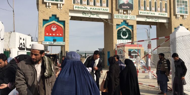 مشاهد حسین: له افغانستان سره باید له وېزې پرته تګ راتګ وشي