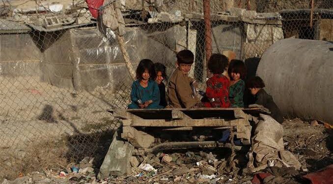 نړیوال بانک:افغانستان کې د فقر کچه د لوړیدو په حال کې ده