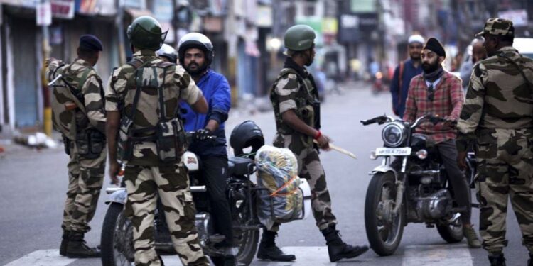 هند تر خپل کنټرول لاندې کشمیر کې بندیزونه وضع کړي