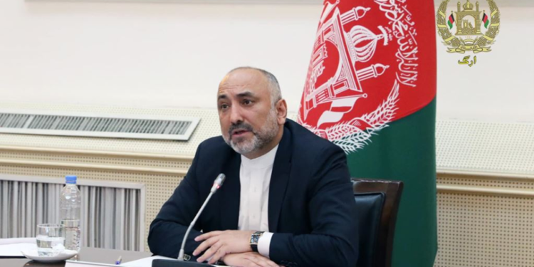 حنیف اتمر: له افغانستان دې د بهرنیو ځواکونو وتل مشروط وي