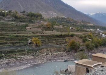 پاکستاني پوځ؛ د ناړۍ ولسوالۍ د کلیو په منځ کې اغزن سیم تېر کړی