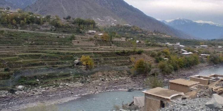 پاکستاني پوځ؛ د ناړۍ ولسوالۍ د کلیو په منځ کې اغزن سیم تېر کړی