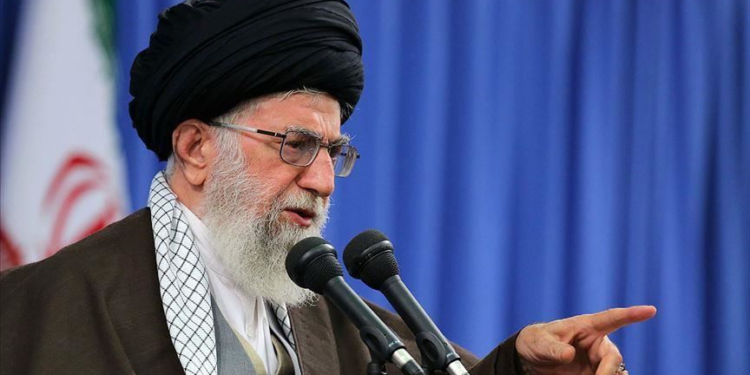 علي خامنهیي: اماراتو له ټولې اسلامي نړۍ سره خیانت کړی دی