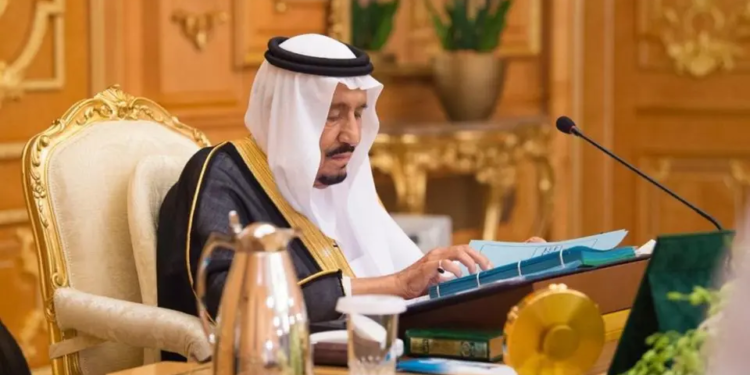 ملک سلمان څلور دولتي چارواکي د فساد په تور ګوښه کړي دي