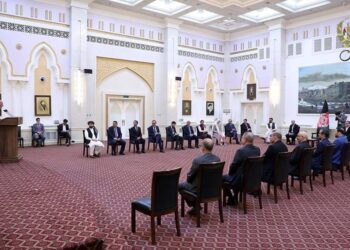 ولسمشر غني؛ د عبدالله برخه نوماند وزیران رسماً دندو ته معرفي کړل