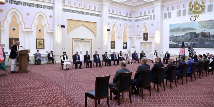 ولسمشر غني؛ د عبدالله برخه نوماند وزیران رسماً دندو ته معرفي کړل