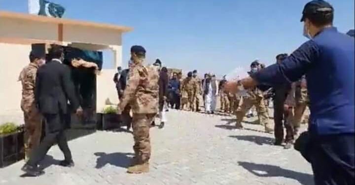 پاکستان زابل کې پر ډېورنډ کرښه ګمرک او دروازه جوړ کړي دي