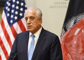 خلیلزاد د افغان حکومت او طالبانو پلاوی پر تګلاره توافق ته هڅولي