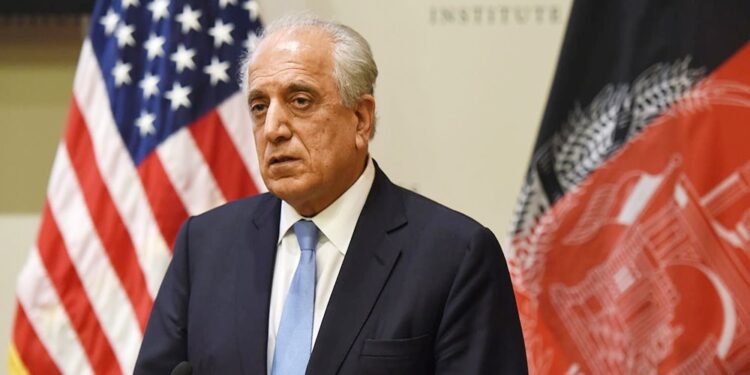 خلیلزاد د افغان حکومت او طالبانو پلاوی پر تګلاره توافق ته هڅولي