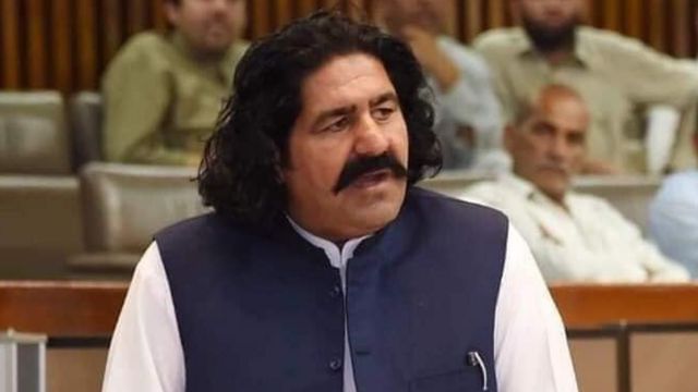 د پاکستان یوې محکمې د علي وزیر د نیولو امر کړی