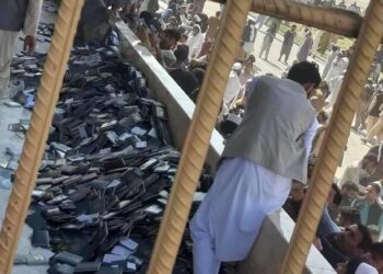 امرالله صالح: پر پاکستاني وېزو د ورځې یو لک ډالر بډې اخیستل کېږي