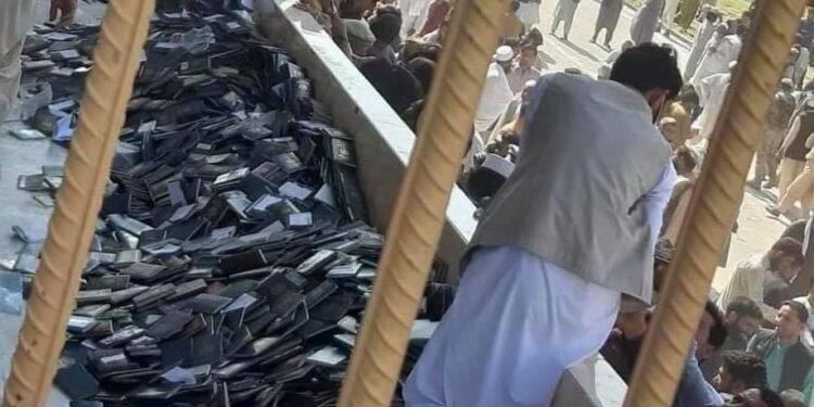 امرالله صالح: پر پاکستاني وېزو د ورځې یو لک ډالر بډې اخیستل کېږي