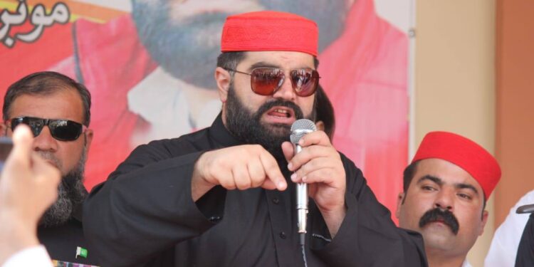 ایمل ولي خان: د پښتنو وینه سمیع الحق ارزانه کړه