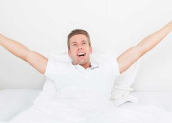 څنګه په کم خوب؛ خو پوره انرژۍ سره له خوبه راپاڅېږو؟