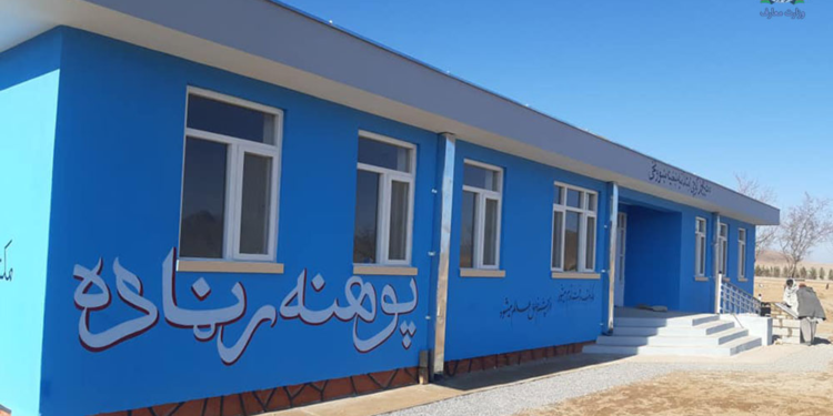 د طالبانو تر واک لاندې سیمو کې زرګونه ښوونځي جوړیږي