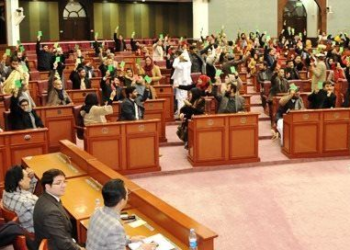 وکیلان: د حکومت او طالبانو د ګټو جګړې عام افغانان برباد کړي