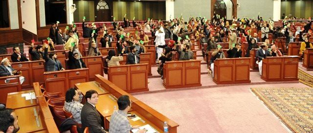 وکیلان: د حکومت او طالبانو د ګټو جګړې عام افغانان برباد کړي