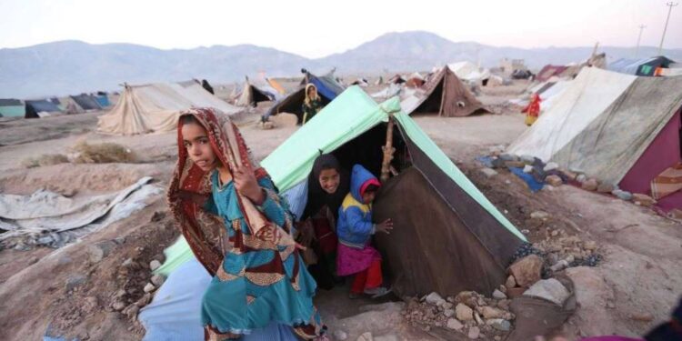 هېواد کې روانو جګړو ۱۸ زره کورنۍ بې ځایه کړې