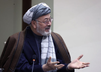 کریم خلیلي د سولې په تړاو پاکستان ته سفر کوي