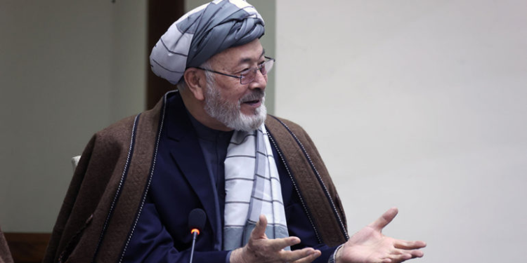 کریم خلیلي د سولې په تړاو پاکستان ته سفر کوي