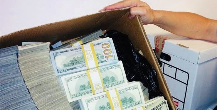 سیګار:د هوایي ډګر له VIP لارې بهر ته د نغدو پیسو قاچاق روان دی