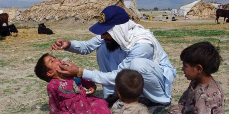 روغتیا وزارت: درې نیم میلیونه ماشومان له واکسین بې برخې شوي