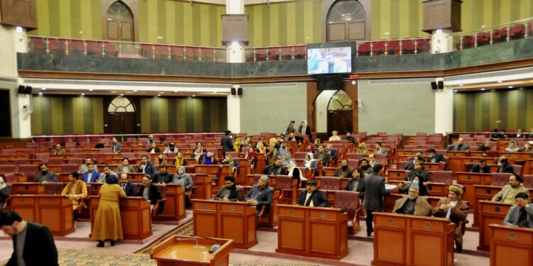 ولسي جرګه؛ چې د ښوونکو معاشونه لوړ نشي، بودجه نه تصویبوو