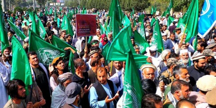 ارګ ته د حکمتیار خبرداری؛ هوکړه عملي کړی، کنه د واک ترپایه مو محاصره کوو
