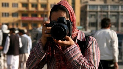له خبریالانو ملاتړ بنسټونه: افغان حکومت دې د ښځینه خبریالانو امنیت خوندي کړي