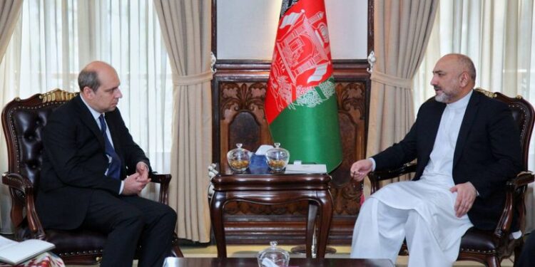 حنیف اتمر روسیې ته: تر مشورو وروسته د مسکو کنفرانس په اړه خپل دريځ اعلانوو