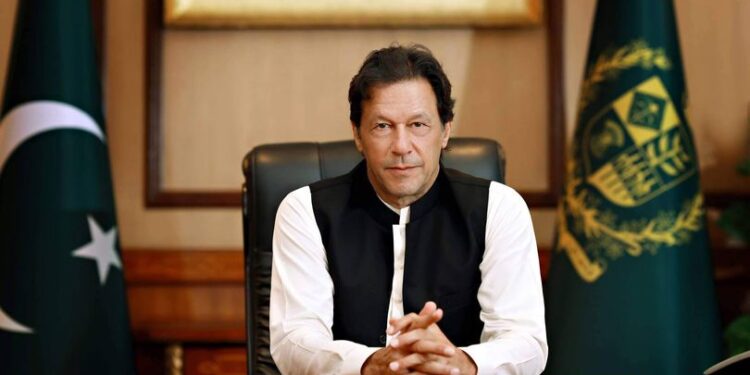 عمران خان: افغان جګړه یوازې د خبرو له لارې ختمېدلی شي
