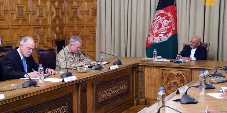 افغان او امریکايي لوري پر سولې او روان تاوتریخوالي خبرې کړې