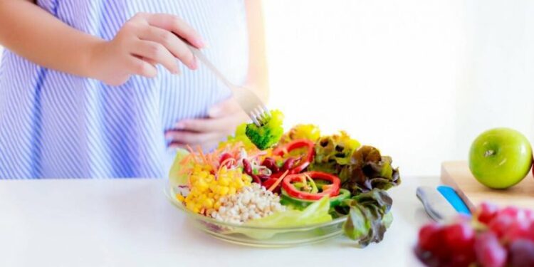 امیدوارې مېرمنې کوم ډول خوراکي رژیم ته اړتیا لري؟