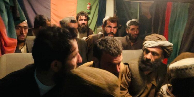ملي دفاع وزارت: د طالبانو له یوه زندان ۲۸ ملکیان راخوشي کړل شول