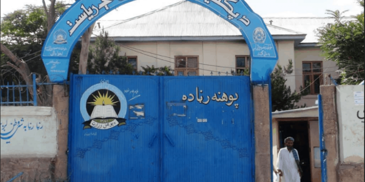 پکتیا کې لس ښوونځي ۱۴ ښوونکي لري