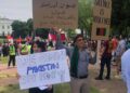 افغانان د سپينې ماڼۍ مخې ته: زموږ په هېواد کې نیابتي جګړه ختمه کړئ