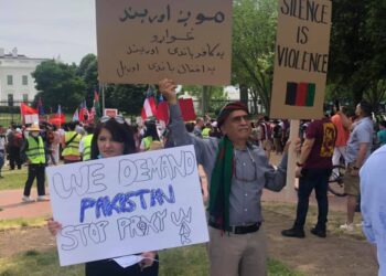 افغانان د سپينې ماڼۍ مخې ته: زموږ په هېواد کې نیابتي جګړه ختمه کړئ